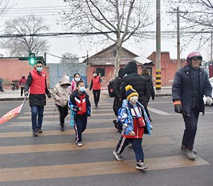 APP下载青年文明号义务指挥交通，为学生上学安全保驾护航