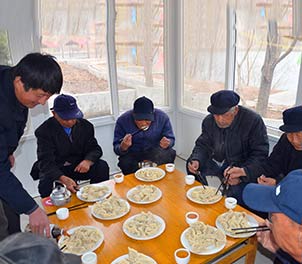 APP下载志愿者赴敬老院为老人们包饺子
