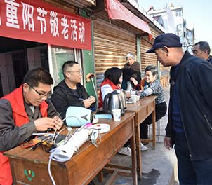 APP下载青年志愿者义务为老人维修家电